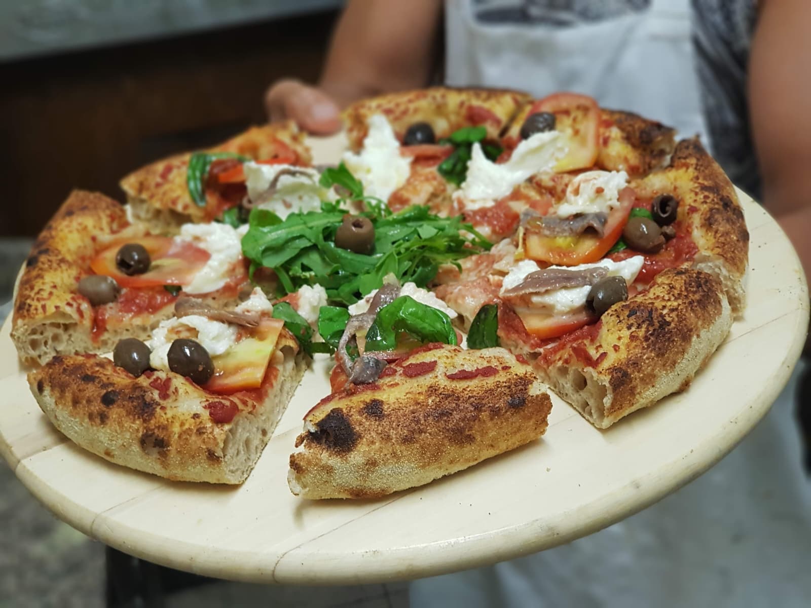 Pizza con alici, olive e rucola