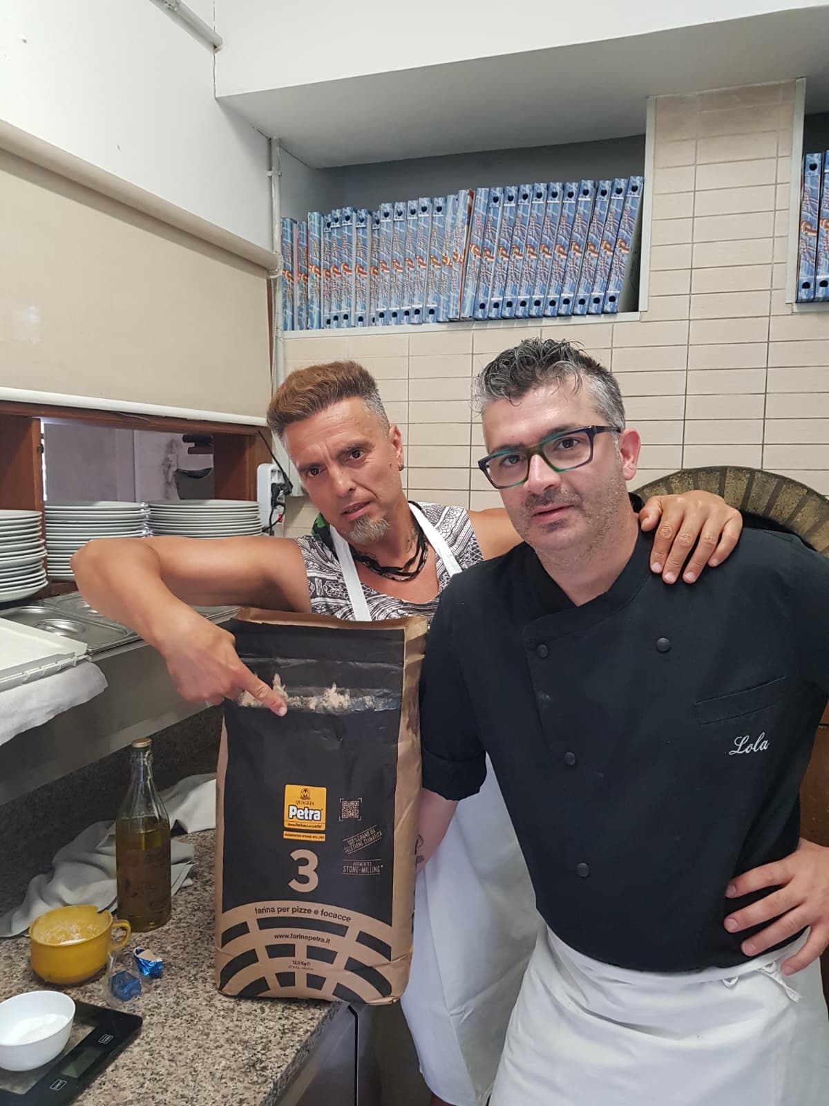 In cucina, tra impasti e brace.